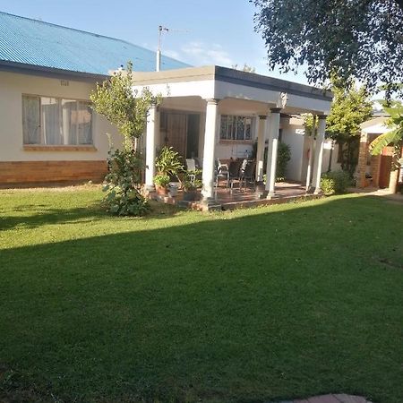 Lala Poa Guest House Klerksdorp Buitenkant foto