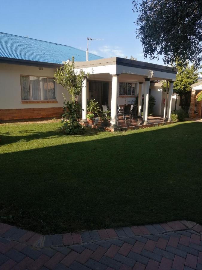 Lala Poa Guest House Klerksdorp Buitenkant foto