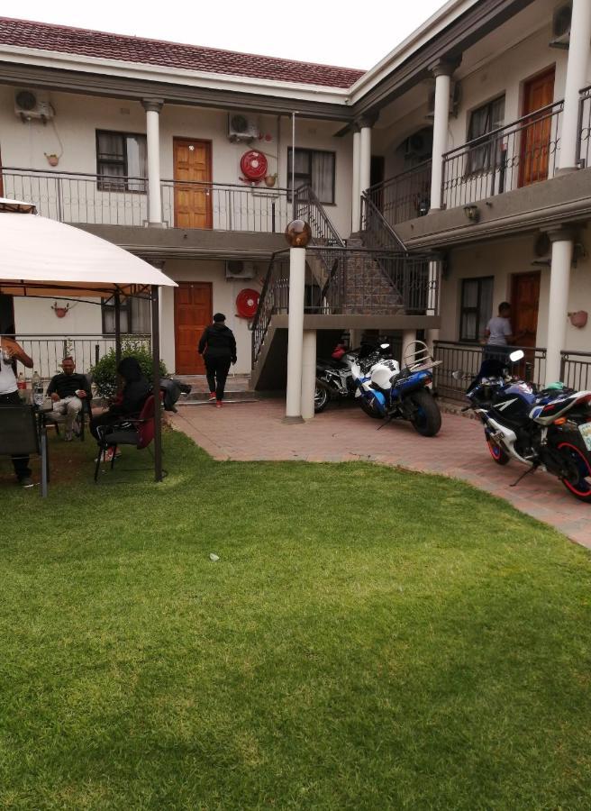 Lala Poa Guest House Klerksdorp Buitenkant foto